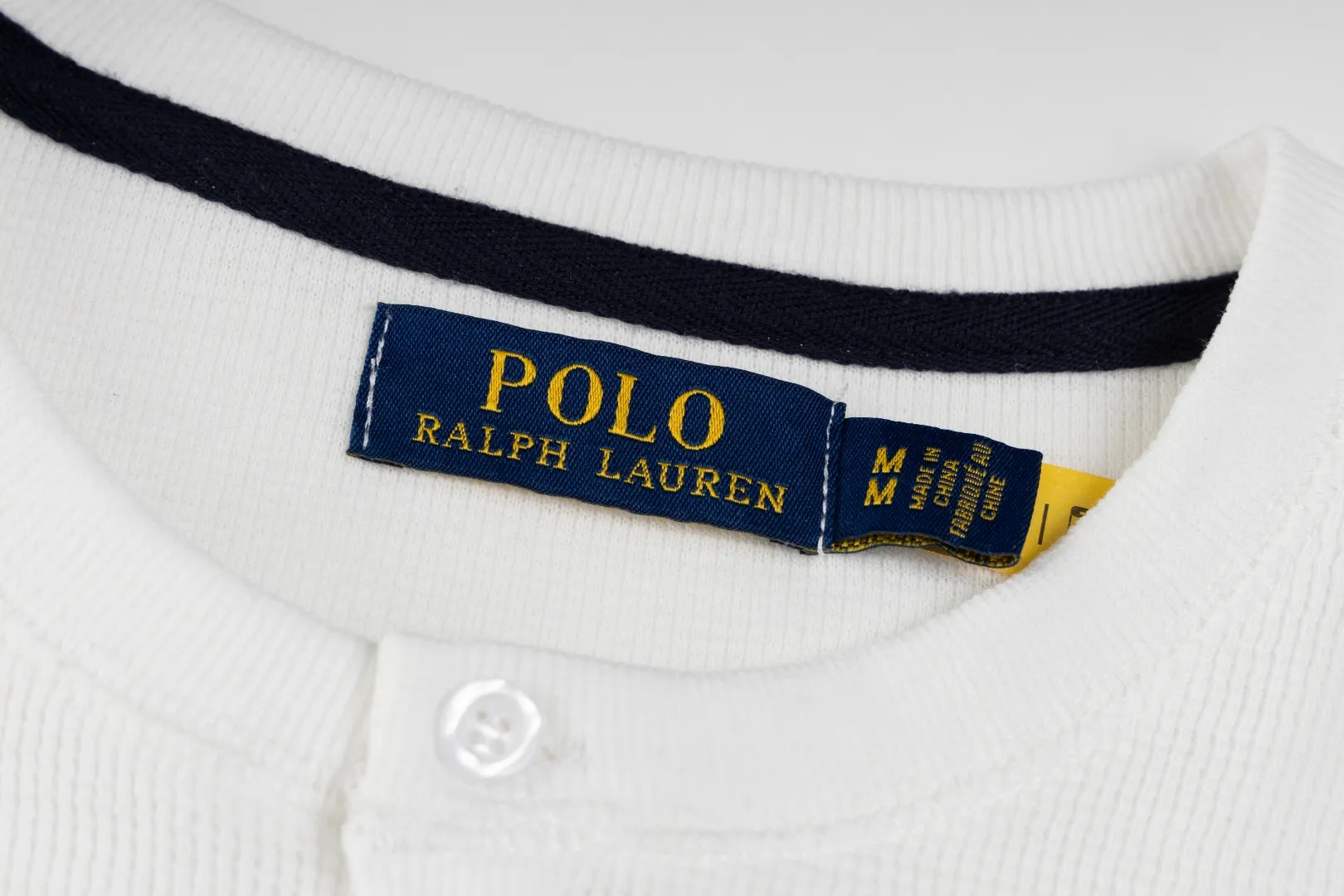P196 #R79 Ralph Lauren/Ralph Lauren Waffle Henley Collar Open Button Sweater Exclusive Henry Collar Waffle Series Open Bust Sweater Exclusively customized with original grade waffle fabric, 100% cotton yarn imported machine-dyed weaving process, full texture, all collars, cuffs and hems are fixed and woven threads, full of high-quality quality, can be worn alone or matched, classic hot style Color Navy Blue Dark Gray Black White SIZE: S M L XL Shoulder width: 51.5/53/54.5/56 Bust: 108/112/116/120 Sleeve length: 60/61/62/63 Clothing length: 66.5/68/69.5/71